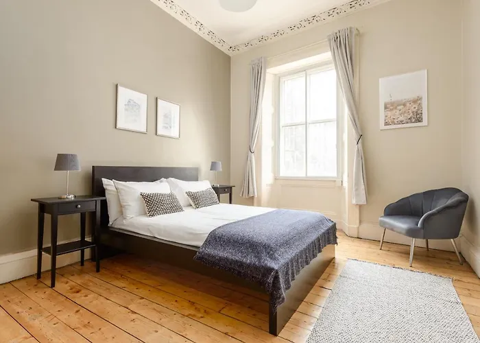 2 Bed Old Town Apartment - Next To Castle