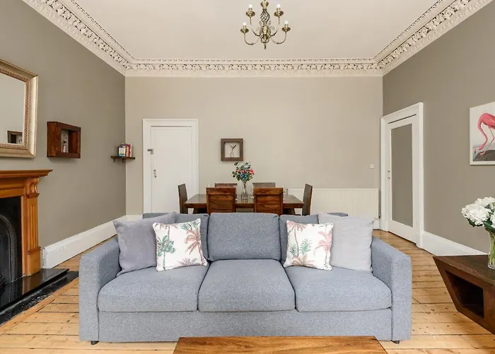 2 Bed Old Town Apartment - Next To Castle